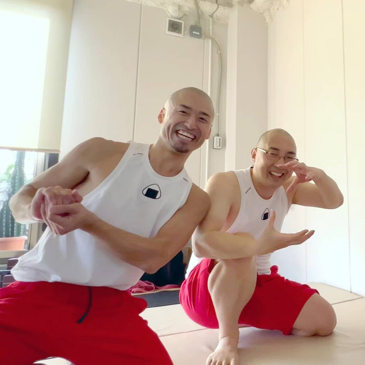 アクロバティックなヨガが大人気！おにぎりboys先生の「五感が整う にぎにぎストレッチ」