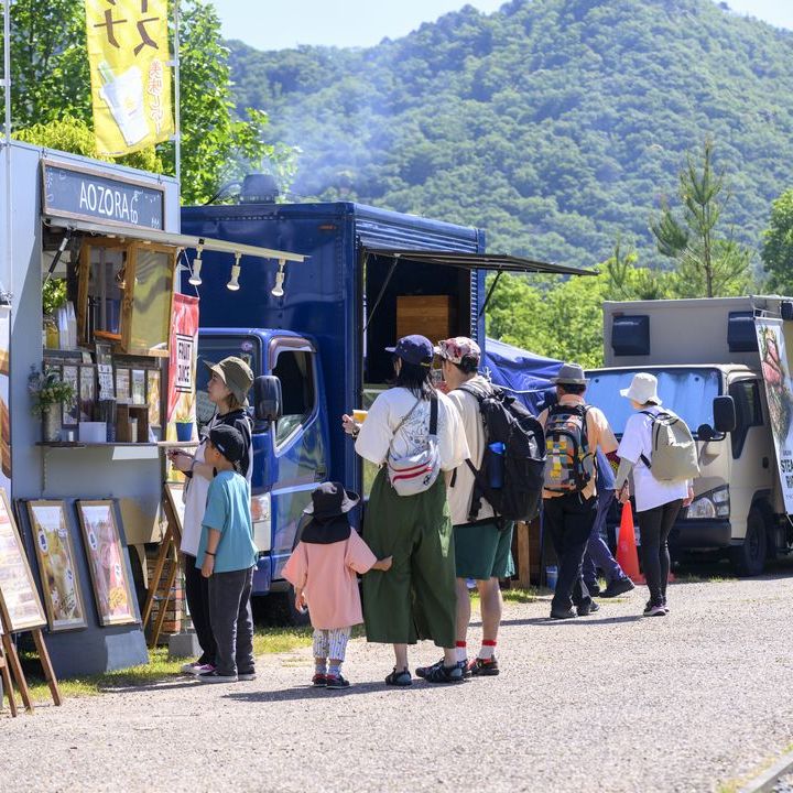 野外フェス「ARIFUJI WEEKENDERS 2025」フード・ショップのご案内、GLIM SPANKY × 津田昌太朗 トークセッションは16:30から