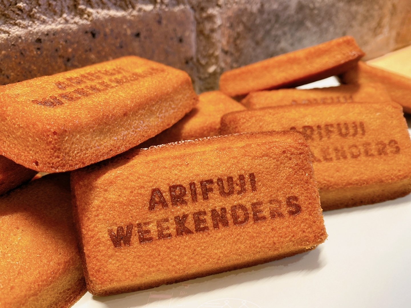 Limited collaboration sweets with SandaCity's Western confectionery shop Patisserie En popular among young girls.