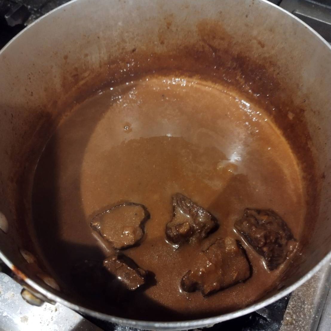 野外フェスARIFUJI WEEKENDERS 2026最強コラボカレー「創作カレー ツキノワ」×「三田肉」の第2回試食調理中