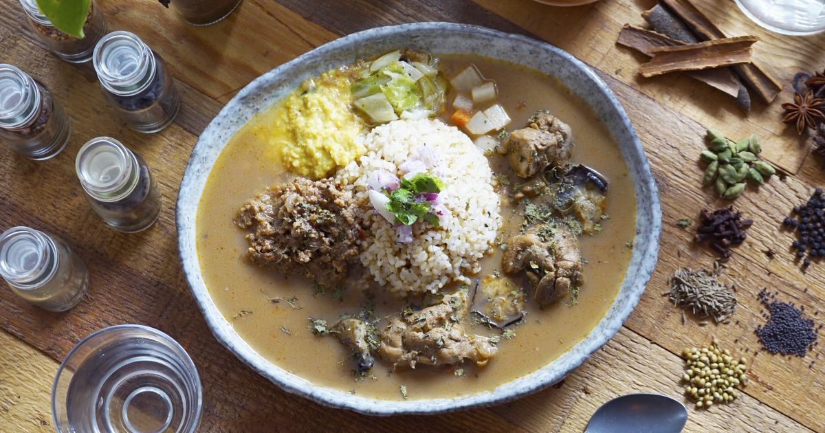 大阪・堺筋本町に店舗を構える「創作カレーツキノワ」、食べログカレー百名店に選出されるなどメディアでも多数取り上げられる人気店。